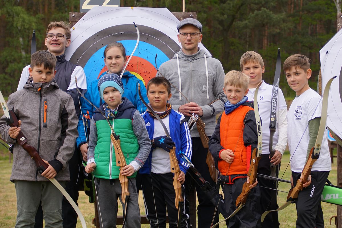 Gruppenfoto der jungen Bogenschützen bei der Kreismeisterschaft Schwerin